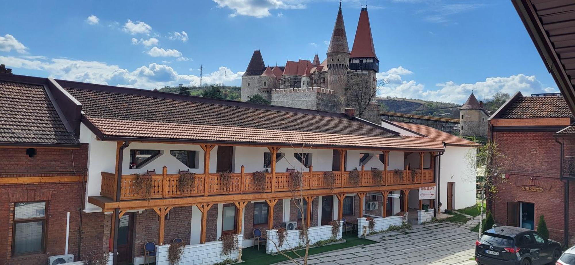 Pensiunea Hanul Huniazilor Хунедоара Экстерьер фото